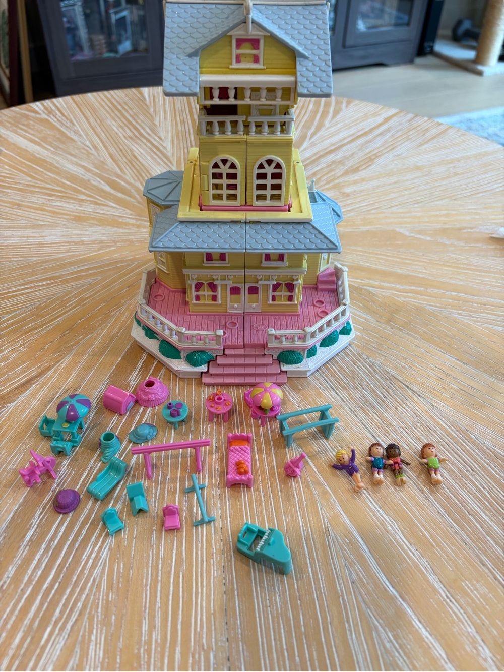 1995 Pop-Up Clubhouse Polly Pocket Bluebird dolls and figures